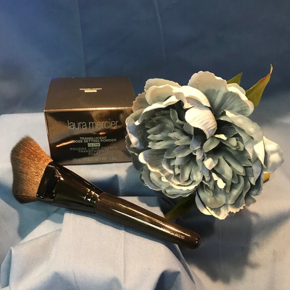 LAURA MERCIER Glow Brush & Translucent Glow Powder